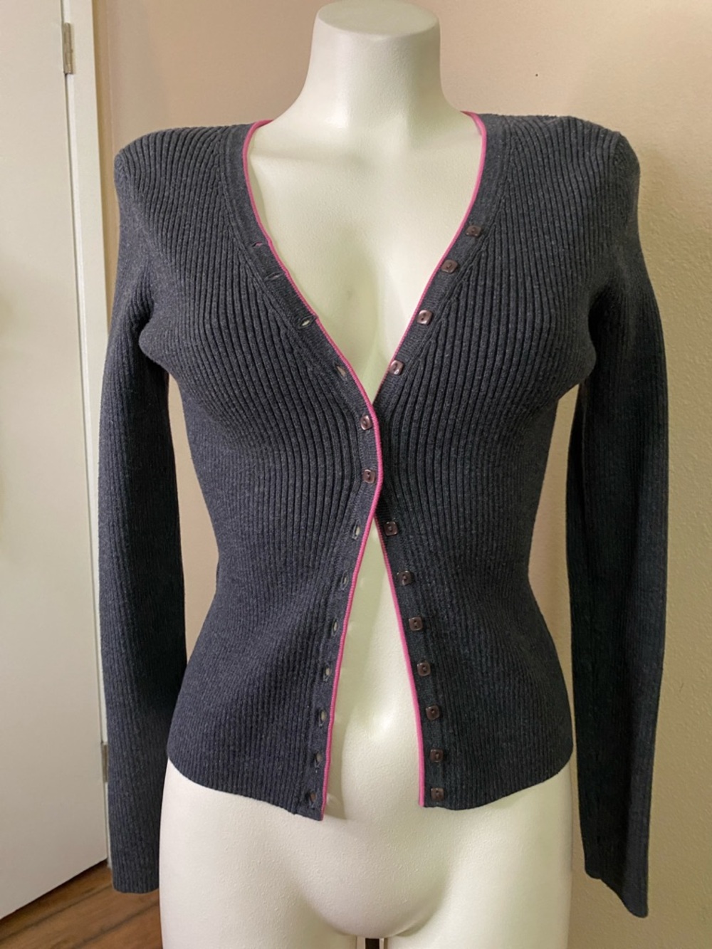 JEANNE PIERRE gray Ribbed V-Neck Button Cardigan with pink Trim 💚 S